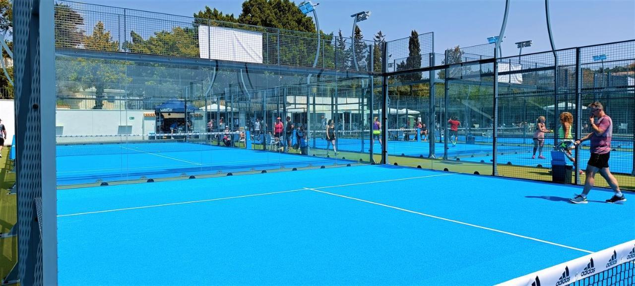 Ample Luxury Fancy Golf & Padel Apartemen Marbella
