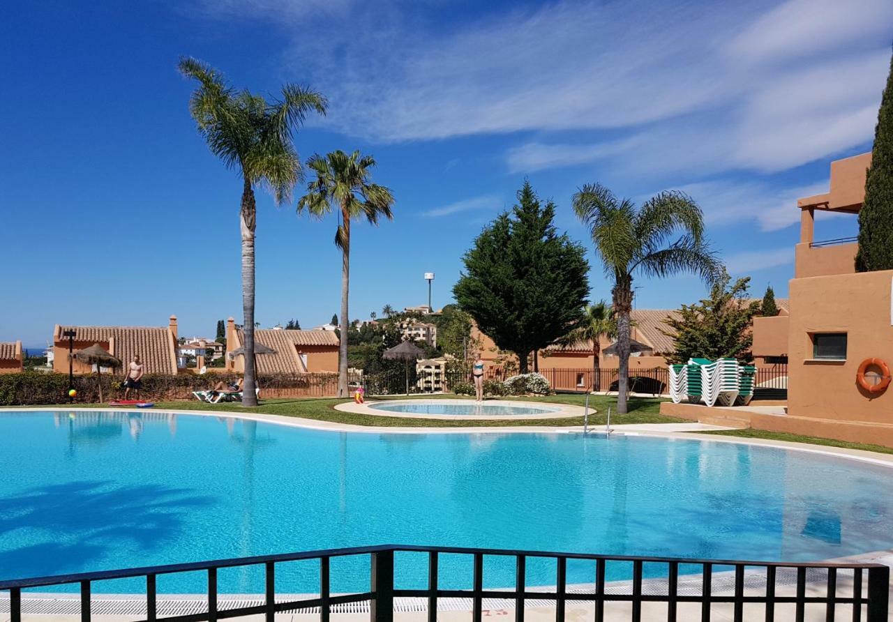Ample Luxury Fancy Golf & Padel Apartemen Marbella