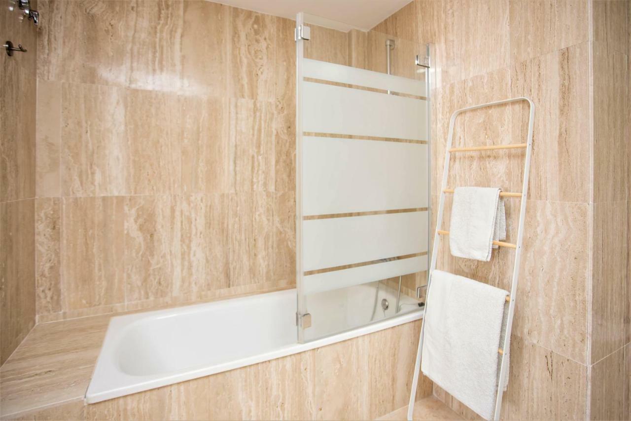 Ample Luxury Fancy Golf & Padel Apartemen Marbella
