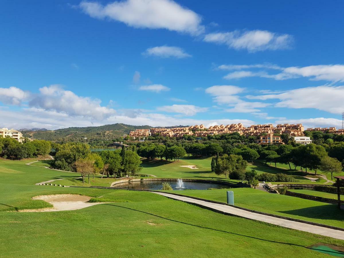 Ample Luxury Fancy Golf & Padel Apartemen Marbella